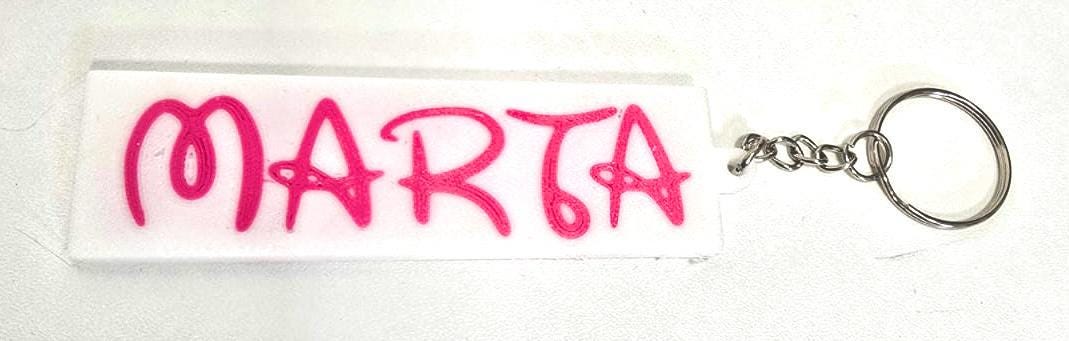 Portachiavi Nome Personalizzato in Stile Cartoon – Base Bianca + Scritta Colorata (PLA)