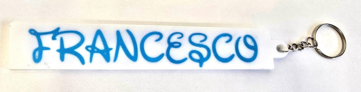 Portachiavi Nome Personalizzato in Stile Cartoon – Base Bianca + Scritta Colorata (PLA)