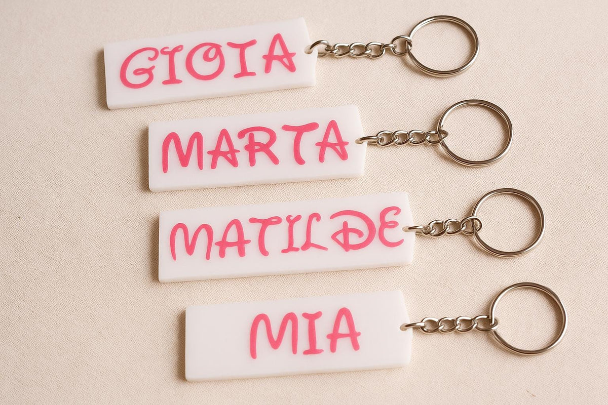 Portachiavi Nome Personalizzato in Stile Cartoon – Base Bianca + Scritta Colorata (PLA)