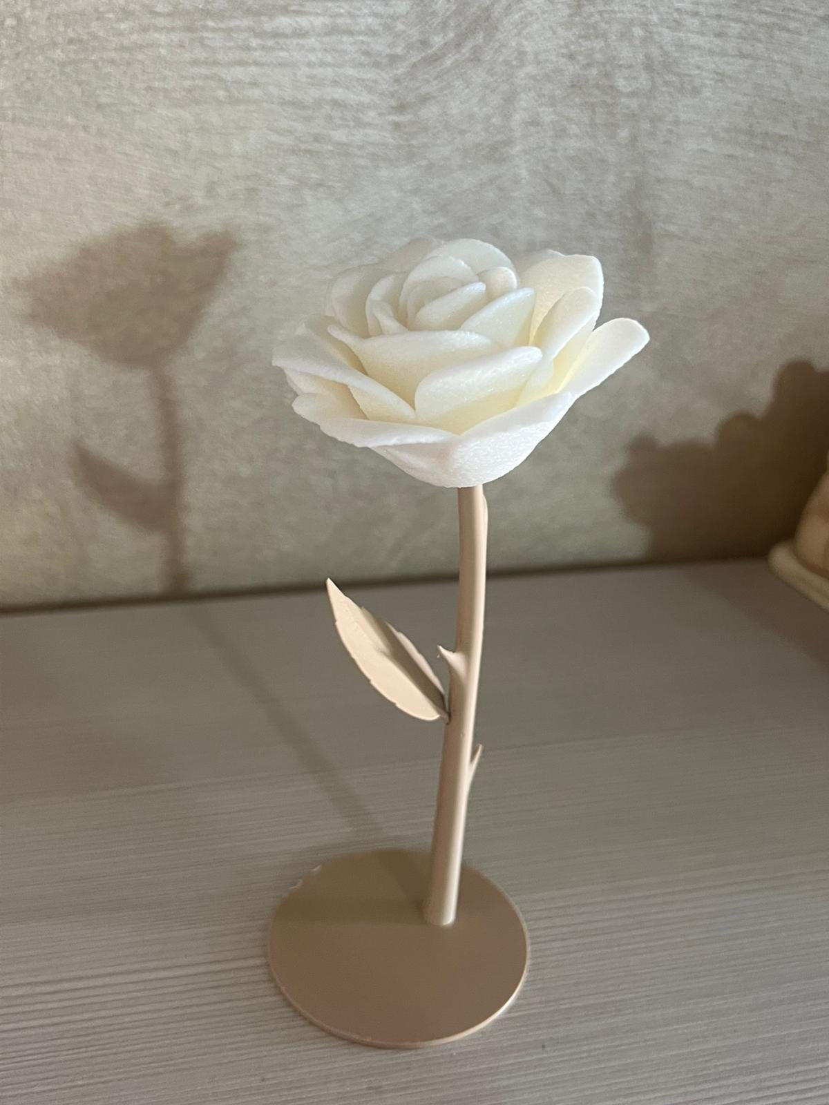 Rosa eterna Premium stampata in 3D | Finitura vellutata fuzzy skin | Bianco caldo o Rosa zucchero filato | Stelo beige | 15/20/25 cm | 3DodLab