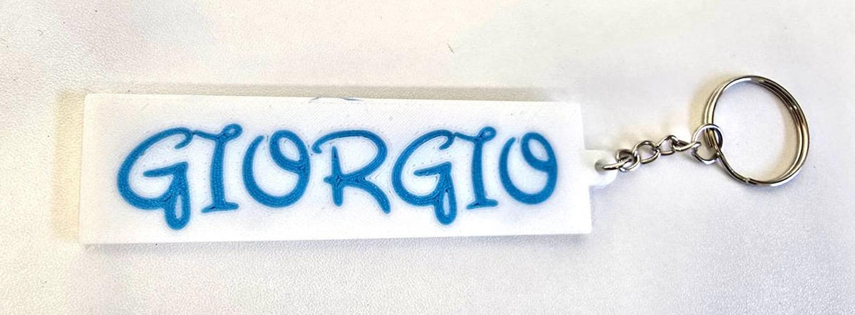Portachiavi Nome Personalizzato in Stile Cartoon – Base Bianca + Scritta Colorata (PLA)