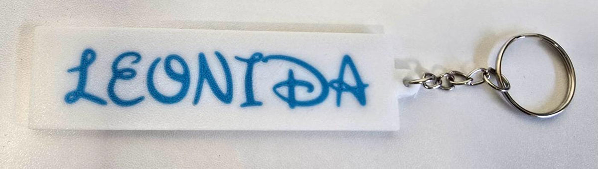 Portachiavi Nome Personalizzato in Stile Cartoon – Base Bianca + Scritta Colorata (PLA)