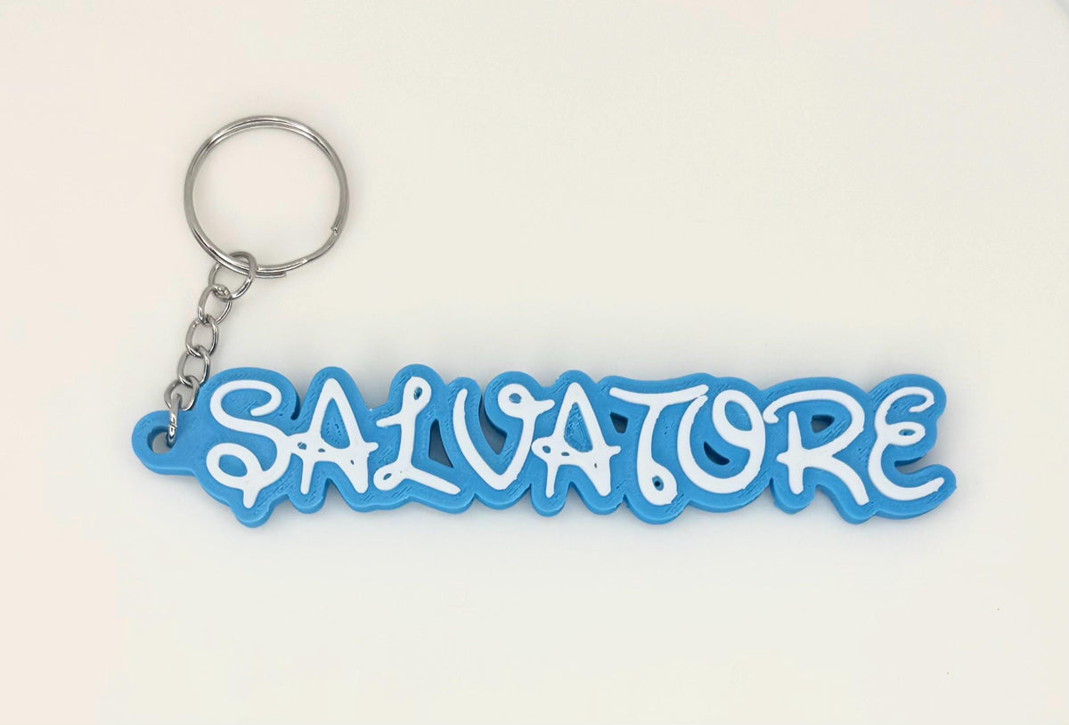 Portachiavi Nome Personalizzato in Stile Cartoon – Base Bianca + Scritta Colorata (PLA)