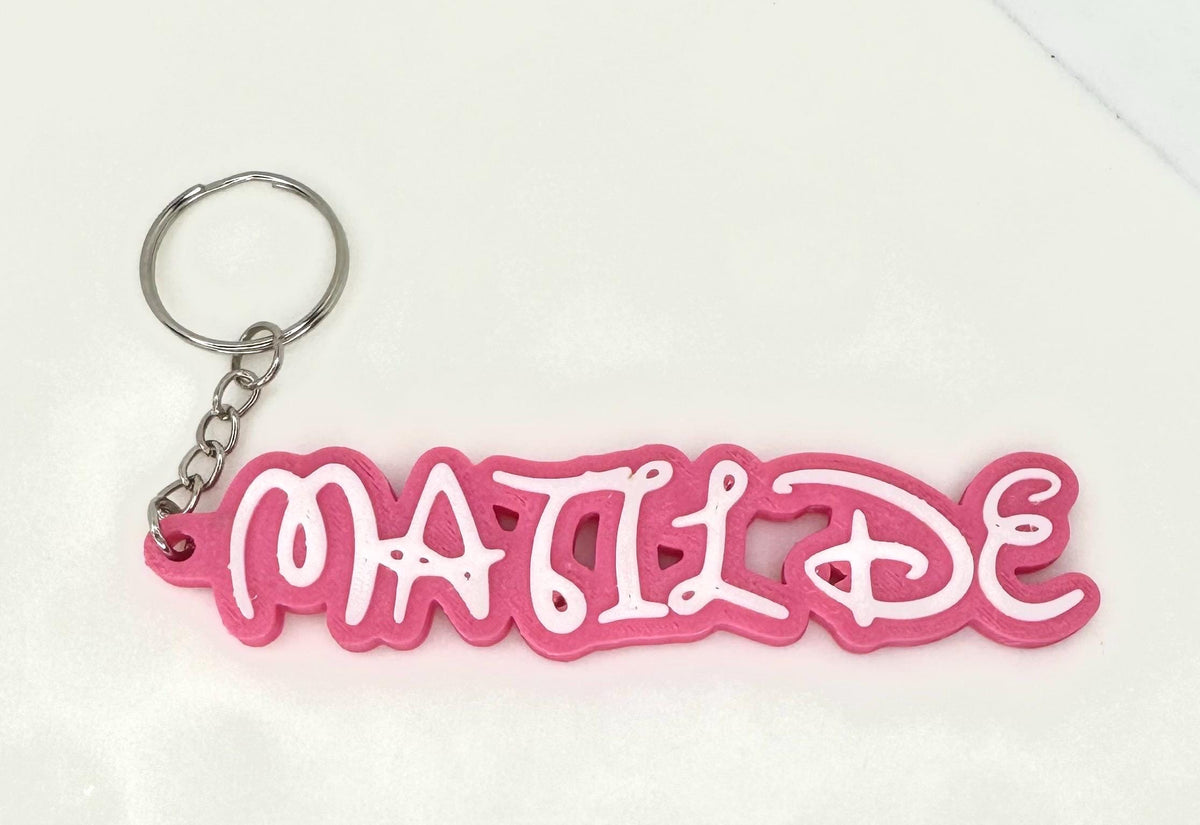 Portachiavi Nome Personalizzato in Stile Cartoon – Base Bianca + Scritta Colorata (PLA)