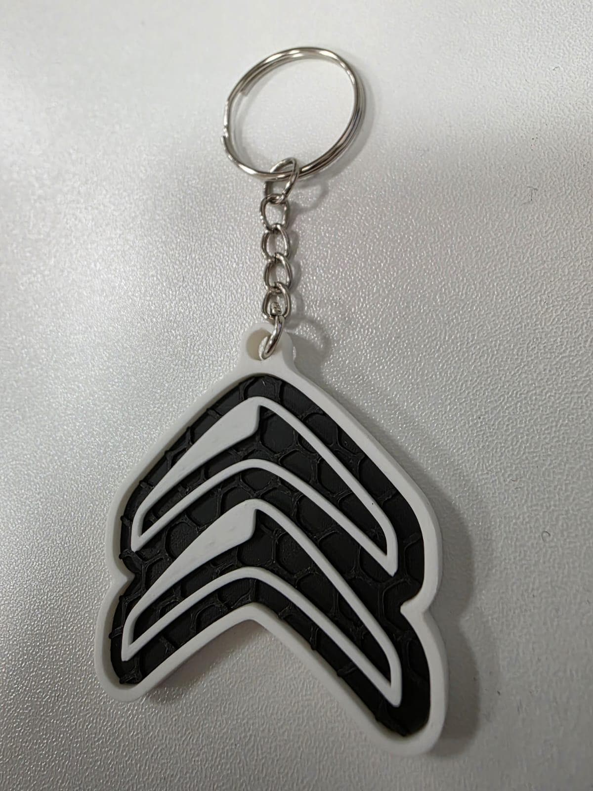 Portachiavi Auto Minimal Bianco/Nero – Simbolo Geometrico “Brand Style” (PLA)