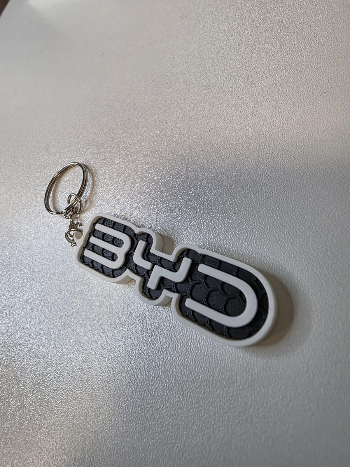 Portachiavi Auto Minimal Bianco/Nero – Simbolo Geometrico “Brand Style” (PLA)