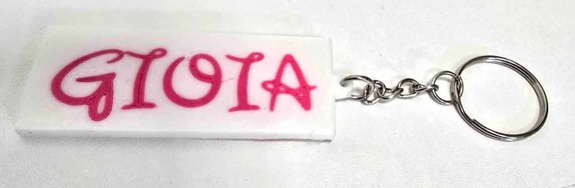 Portachiavi Nome Personalizzato in Stile Cartoon – Base Bianca + Scritta Colorata (PLA)